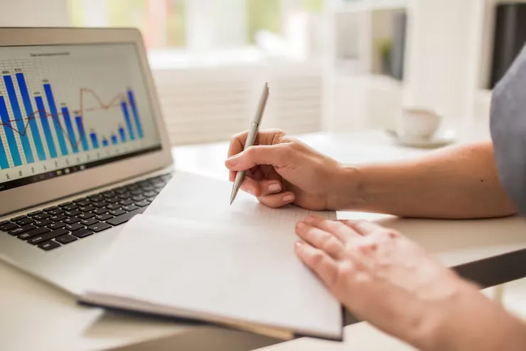 Empresario entregando documentación a su gestor fiscal